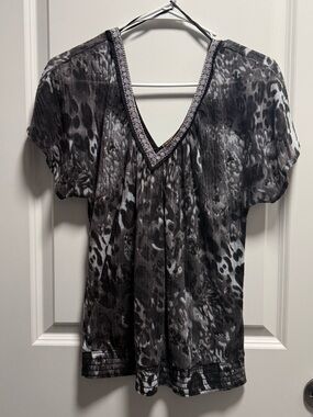 American Rag Black & Gray V-Neck Short Sleeve Blouse